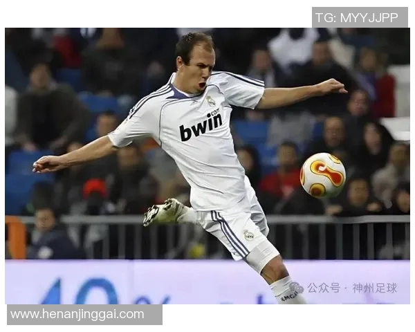 足球明星精彩瞬间高清打门图片展现运动魅力与激情的完美结合